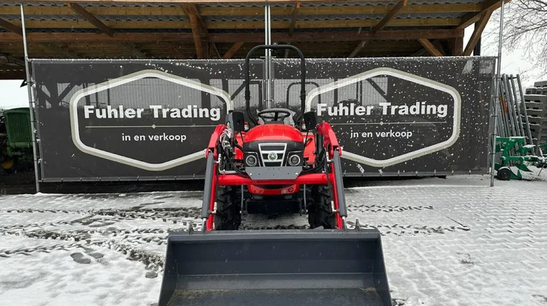 Fieldtrac 927, met voorlader, schep en palletvork al vanaf € 252,- p/maand.