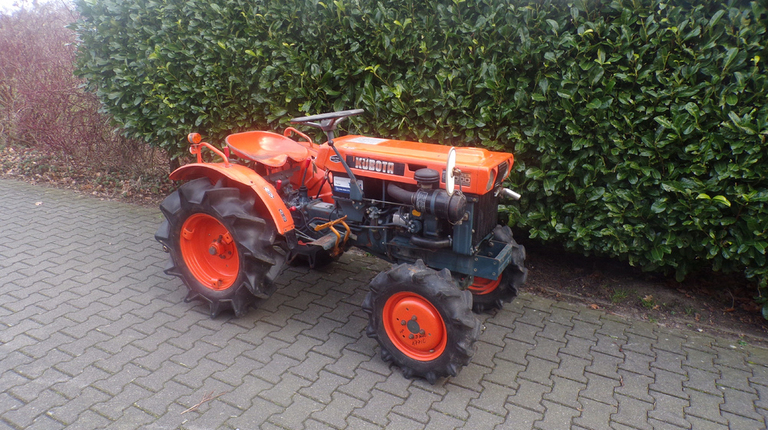 Kubota B7000