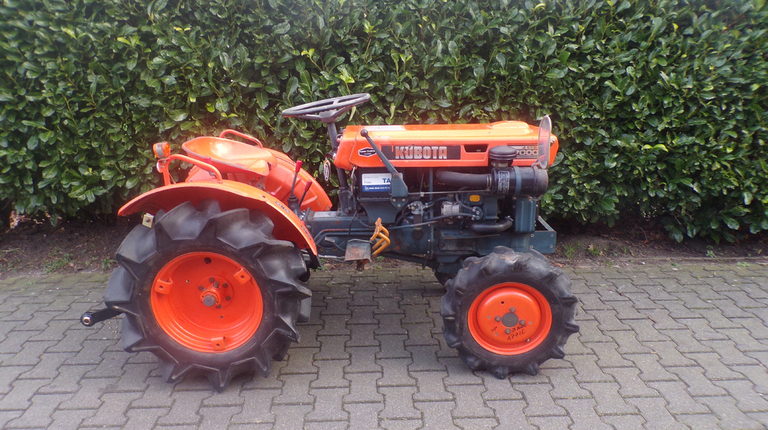 Kubota B7000