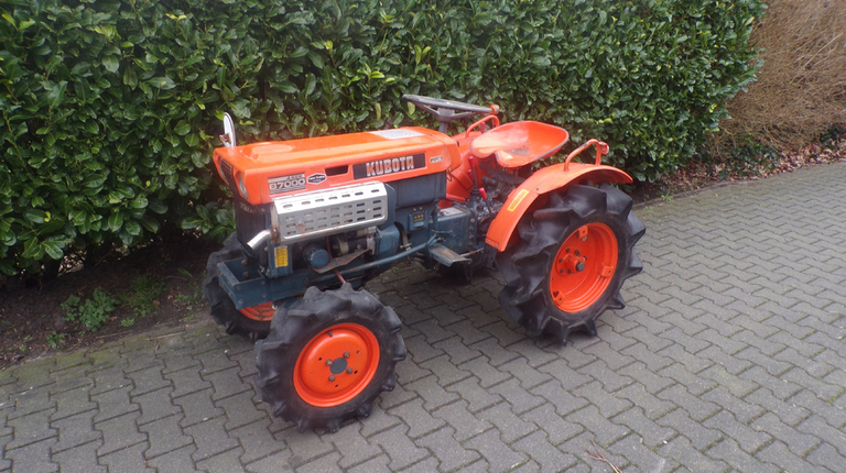 Kubota B7000