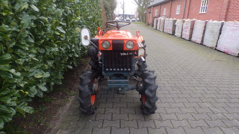 Kubota B7000