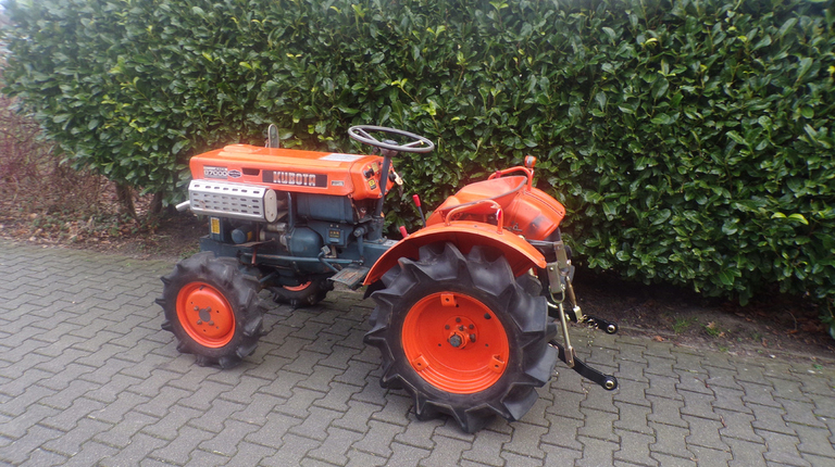 Kubota B7000