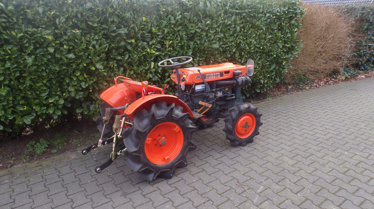 Kubota B7000